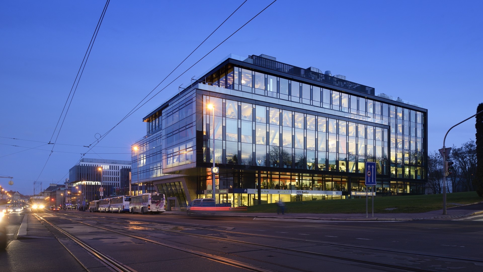 V doplňkovém penzijním spoření investuje v účastnických fondech aktuálně 2 085...